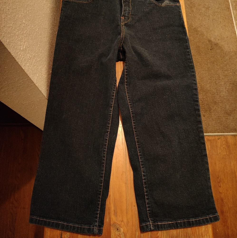 NWOT  women's Signature Levi's Classic Slim Capris - High Rise. - Picture 10 of 12